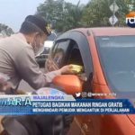 Petugas Bagikan Makanan Ringan Gratis