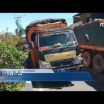 Truk Muatan Pakan Ternak Alami Patah As Roda