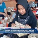 Bungkus Daging Kurban Dengan Besek Dan Daun