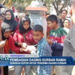 Pembagian Daging Kurban Ramai