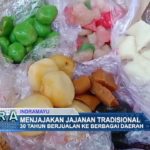 Menjajakan Jajanan Tradisional