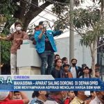 Mahasiswa - Aparat Saling Dorong di Depan DPRD