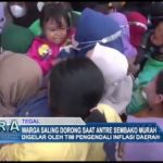 Warga Saling Dorong Saat Antre Sembako Murah