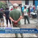 Warga Patungan Perbaiki Jalan