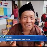 Lansia Kesulitan Bawa Bantuan