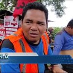 Petugas DPUPR Pangkas Pohon Rawan Tumbang