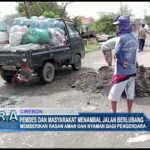 Pemdes dan Masyarakat Menambal Jalan Berlubang