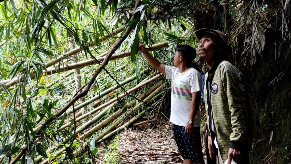 Kabel PLN tutup akses jalan, warga geram tak ada perbaikan