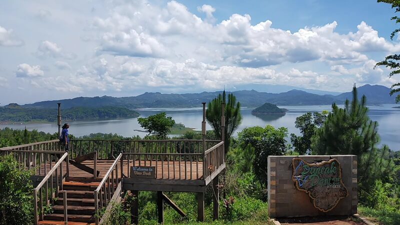 Tempat wisata air Bendungan Waduk Jatigede ini memiliki keindahan alam yang sangat mempesona