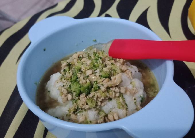 Salah satu makanan Mpasi yang bisa dibuat dirumah yakni bubur ayam