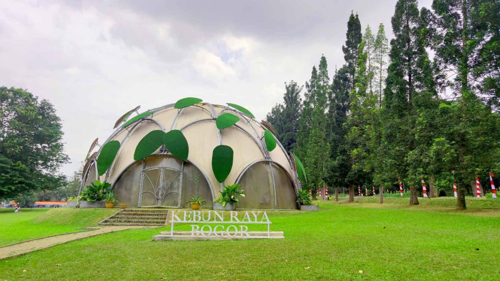 Kebun Raya Bogor, rekomendasi tempat wisata Bogor yang wajib anda kunjungi