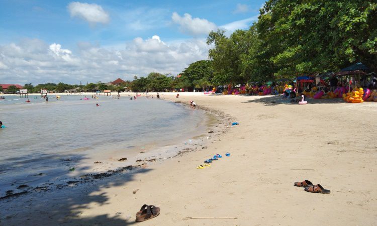 Pantai Jepara yang Indah dan Menawan, Romantis Banget