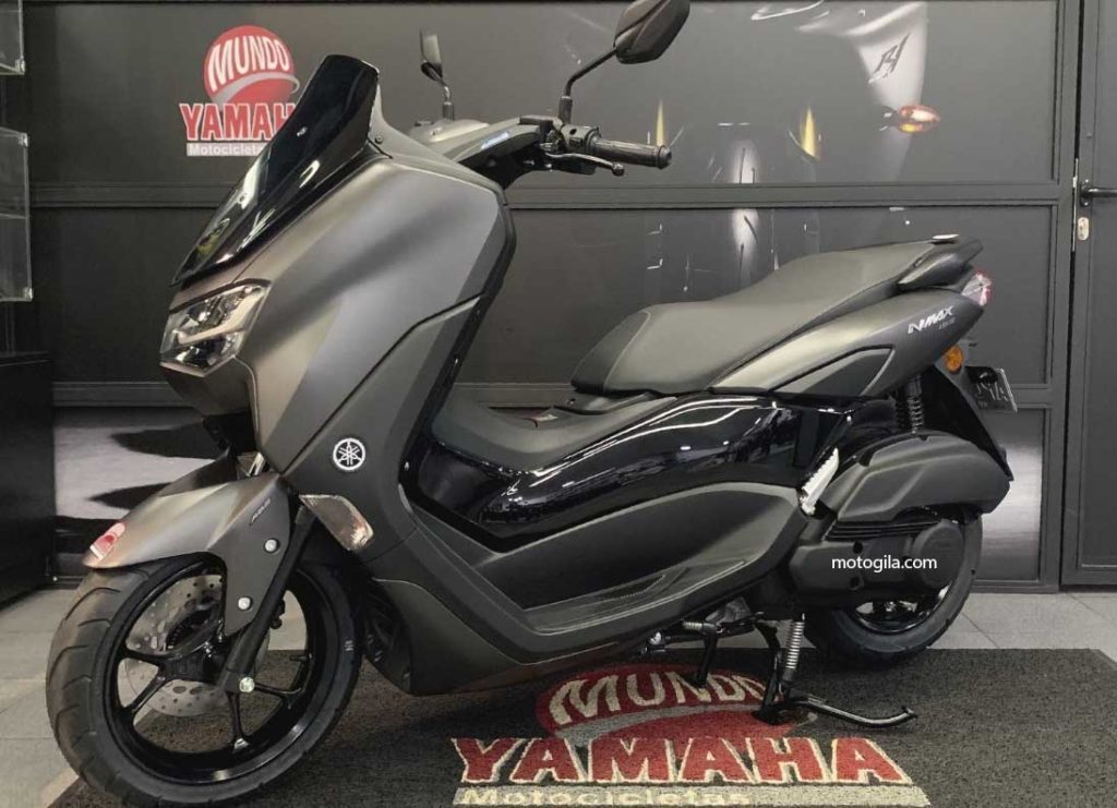 Untuk tipe ABS pada motor Yamaha NMAX 2023 sudah disematkan logo pada bodi motor dan indikator ABS di panel.