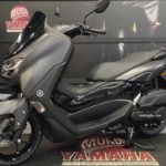 Untuk tipe ABS pada motor Yamaha NMAX 2023 sudah disematkan logo pada bodi motor dan indikator ABS di panel.