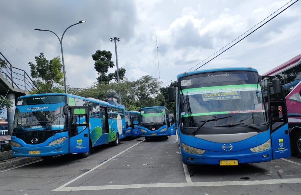 jalan-jalan naik bus