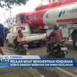 Pelajar Nekat Menghentikan Kendaraan