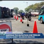 Gandengan Truk Muatan Pakan Ayam Terguling