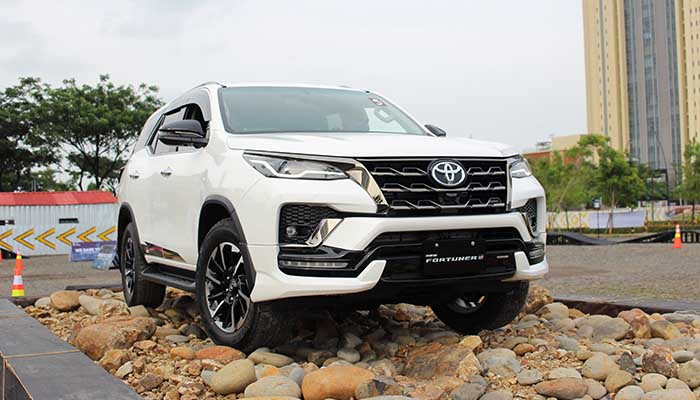 Harga Mobil Toyota Fortuner Paling Anyar, Lariss!