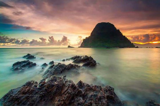 wisata pantai alam merah dengan suasana yang keren di mata