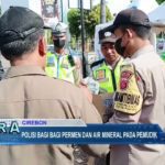 Polisi Bagi Bagi Permen Dan Air Mineral Pada Pemudik