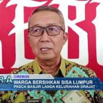 Warga Bersihkan Sisa Lumpur 