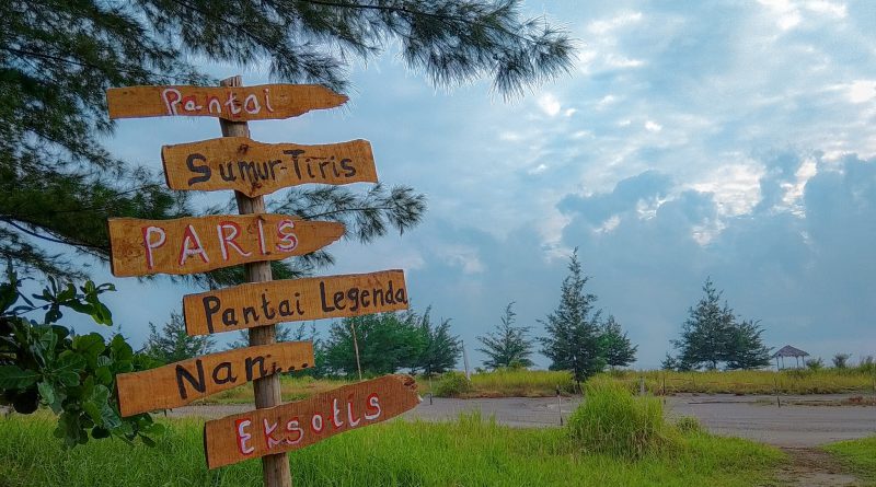 Hidden Gem! Pantai Tiris Indramayu Ini Punya Menara Eiffel Seperti di Paris Lho!