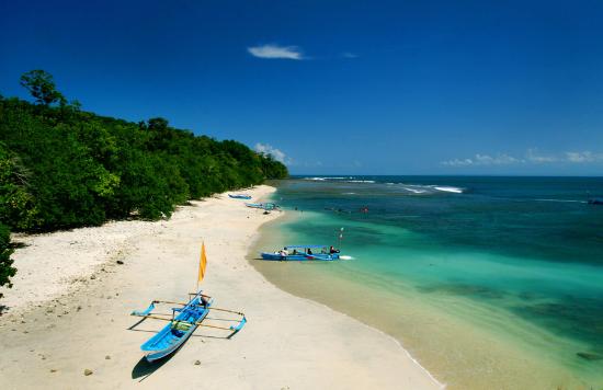 Pesona Pasir Putih Pantai Pangandaran, Segini Harga Tiketnya!