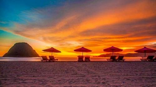 Masalah hidup seperti ombak di tepi pantai tapi Akan Larut Saat Menikmati Sunset Pantai merah pantai banyuwangi