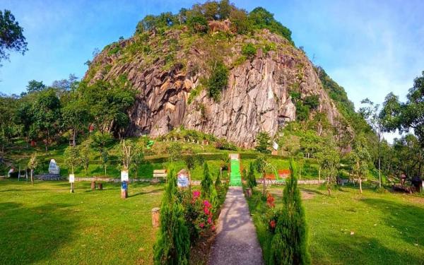 Liburan harus penuh kesenangan saat ya wisata batu lawang kabupaten cirebon