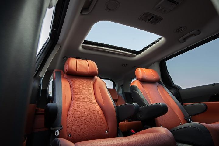 Foto: mobil bekas murah yang ada sunroof (Kia Carnival sunroof)/ Gooto.com