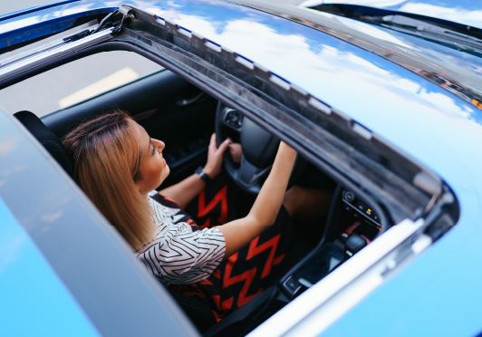 Lihat Langit Biru! Naik Mobil Terbaru Yang Ada Sunroof Warna Biru