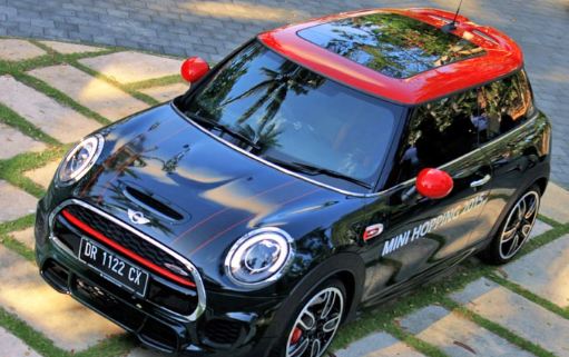 Upss! Mobil Mini Cooper Sunroof Desain Elegan Buat Jemput Kesayangan