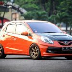 Cukup dua anak !mobil brio kecil ini untuk keluarga kecil anda jalan jalan ke tempat wisata!