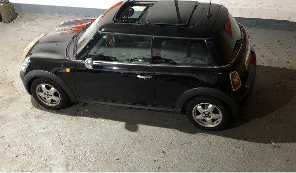 https://www.theminispecialist.com/vehicles/2010-mini-cooper-in-metalic-black-with-panoramic-sunroof/