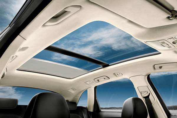 Nikmati Berkendara Terbuka dengan Mobil Sunroof dan Panoramic