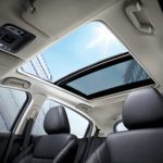 Menikmati Keindahan Langit Saat Berkendara: Mobil dengan Sunroof dan Moonroof