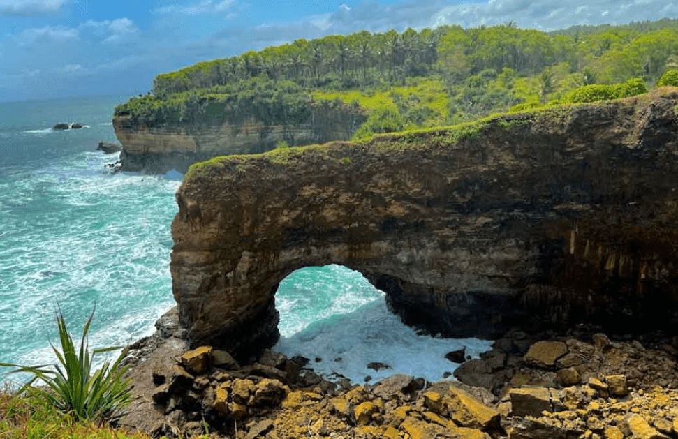 Foto: Pantai Karang Bolong (tempat liburan serang banten)/mytrip123.com