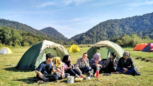 wah senang sekali minggu nanti ibu dan ayah mau ngajakin aku jalan jalan ke camping ranca upas bandung !