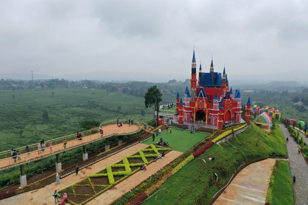 Hawanya Segar Pemandangannya Bikin Adem! Tempat Wisata Subang Florawisata D' Castello Juga Tawarkan Spot Foto Menarik