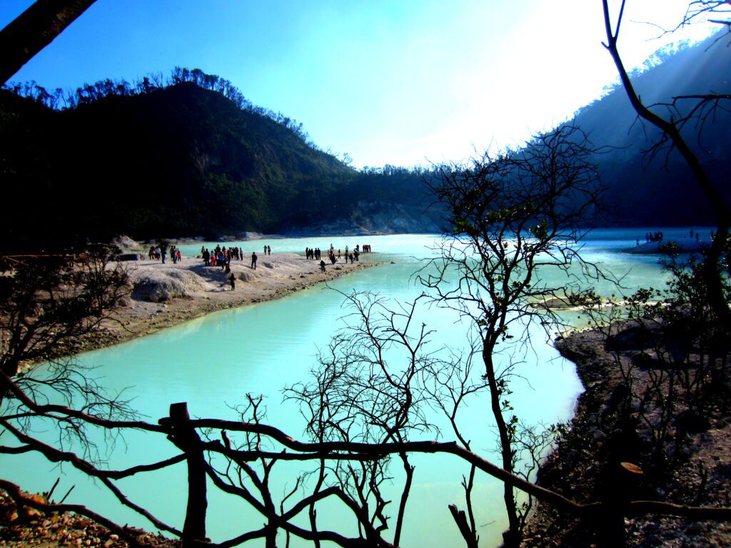 https://anekatempatwisata.com/wisata-bandung-kawah-putih-ciwidey/