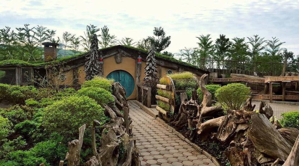 tempat wisata bandung rumah hobbit / javawisata