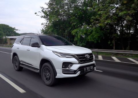 Harga Miring! Cek Dulu Yuk Kelebihan Mobil Fortuner Sebelum Beli