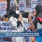 Emak-Emak Demo Kecam Dan Boikot Rocky Gerung