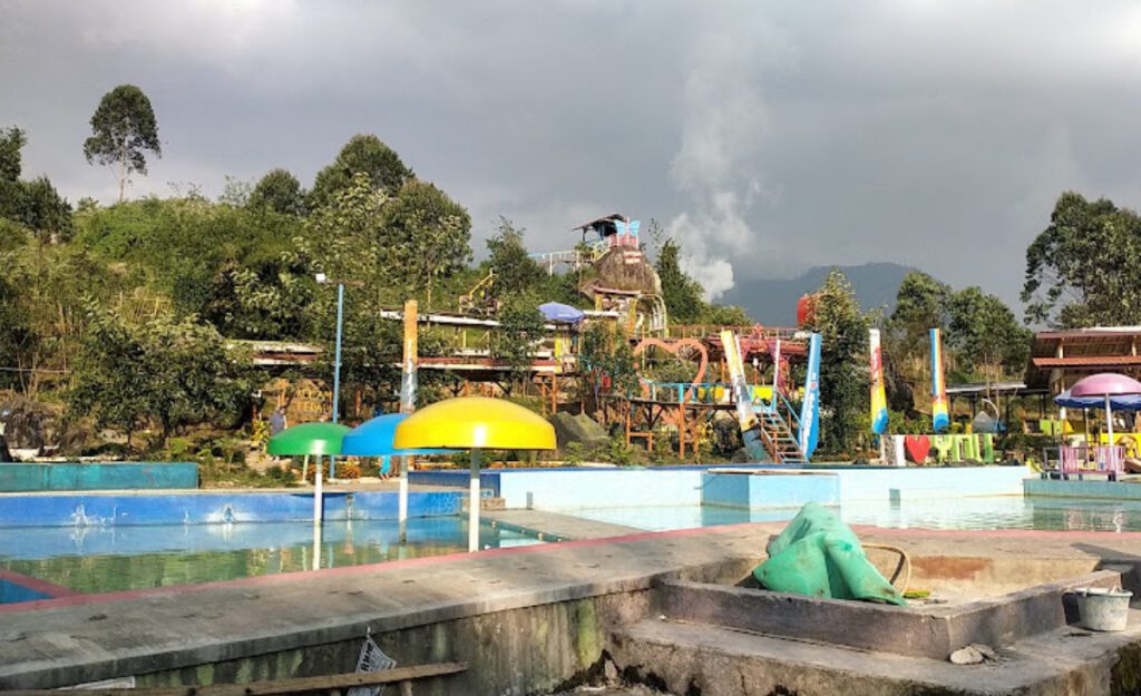 Wisata Murah Bandung Berupa Kolam Air Hangat Berkonsep Waterboom, Segini Harga Tiket Waterboom Kertamanah Pangalengan