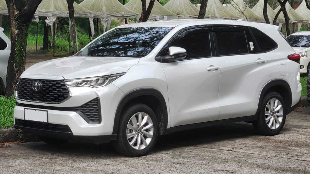 https://id.wikipedia.org/wiki/Toyota_Kijang_Innova#/media/Berkas:2022_Toyota_Kijang_Innova_Zenix_V_(Indonesia)_front_view.jpg