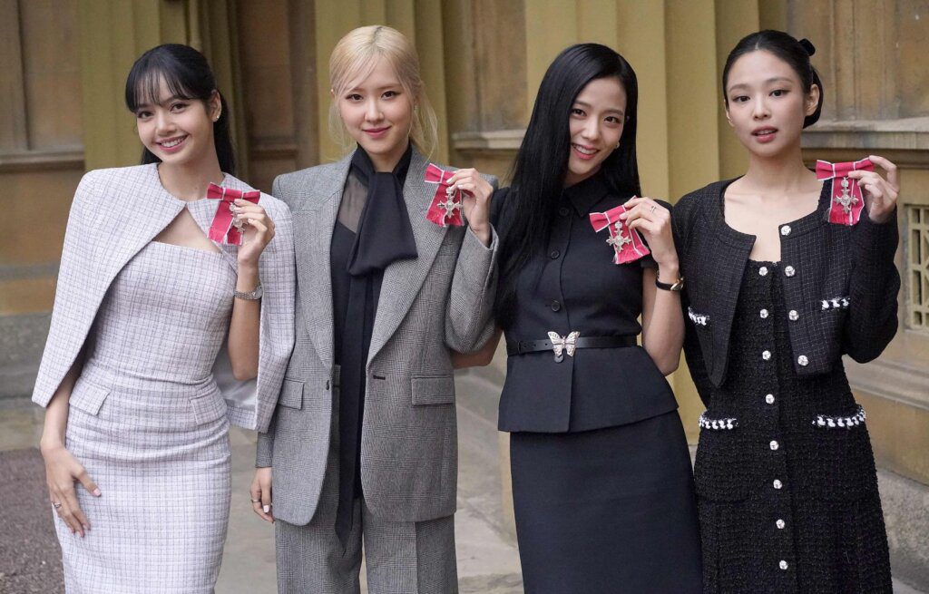 BLACKPINK Terima Penghargaan MBE dari Raja Charles III Kerajaan Inggris