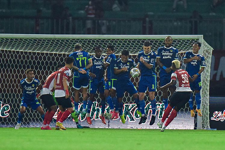 sumber dari: https://bogordaily.net/2023/01/hasil-bri-liga-1-persib-bandung-kalahkan-madura-united-1-0/