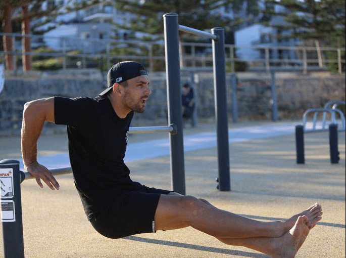 Foto: Chair Dips (Instagram blackfitfitness)