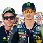 Legenda balap, Valentino Rossi, mendampingi adiknya, Luca Marini, jelang lomba sprint MotoGP Spanyol di Sirkuit Jerez, Spanyol, 29 April 2023.