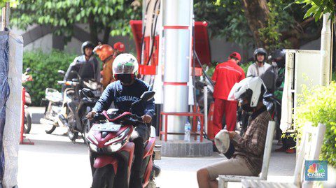 Harga bensin Pertamina Pertamax turun